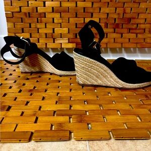 ✨ Vincent Camino Wedges - Size 9 ✨